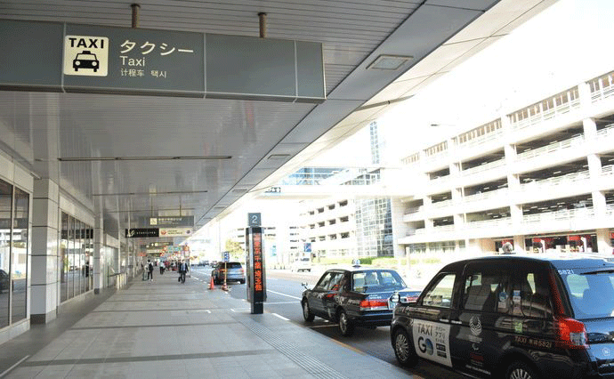 Is it easy to find a taxi from Haneda airport to Tokyo Inn Hotel in the evening?