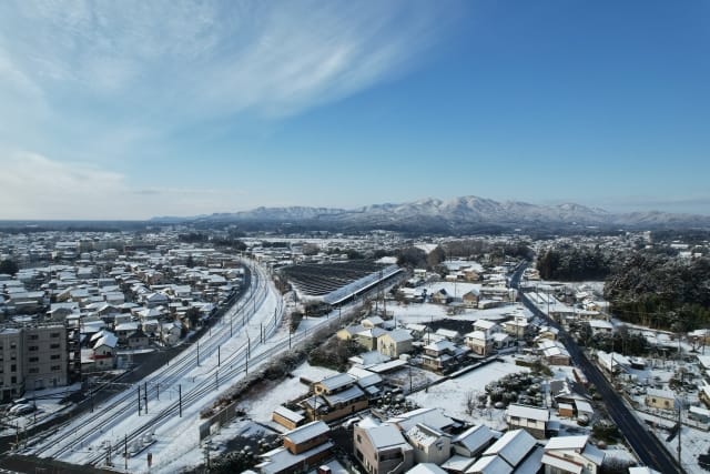 Is late November to early December a good time for winter travel in Japan?